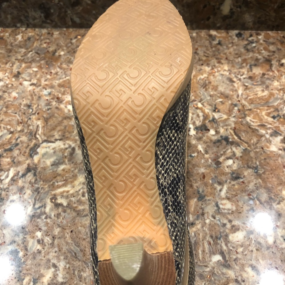 Liz Claiborne open toe, heels size 7. - Picture 2 of 4